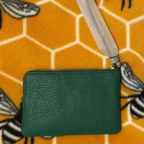 Brand New COACH Green Corner Zip Wristlet With Radish - Picture 2 of 6